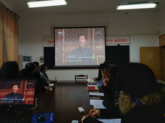 说明: I:\saving\2020年11月至2021年2月\关于组织学习\关于组织观看《为了和平》20201221\韩国a片
组织全体教职工观看纪录片《为了和平》\韩国a片
教工第一党支部《为了和平》观看学习开展情况\教工第一党支部组织观看照片集\支部集体观看 1.jpg